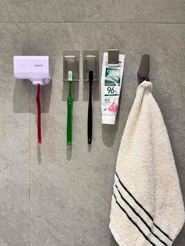 私の家はお部屋の浴室は私が、共用浴室は夫が使うのです。
それで、各トイレにクリンディを一つずつ置いた。
前から書いてみたくて引っ越してきて冷たい買いました。
旅行に行くときも持って行きましたが、私は簡単でいいですよ〜


お風呂場で一度洗う夫歯ブラシ一つ、矯正器洗浄用歯ブラシ一つをどのように取付けるかと、ホームスタジオ製品で取付けてみました。


インテリアメーカーからつけてくれるというタオルハンガーはあまりにも飛び出てきそうで、今日の家で発見したフォンタやタオルハンガー。
すっきりと気に入ってました。私の家のタオルはすべてtwbストライプだからハンドタオルも合わせて歩いてみました〜

みんなバスルームはどのように整理していますか？👀

🧸今日の家/インスタは売れます。 



＃私のお金を持っている＃バスルームを飾る＃歯ブラシの空中浮遊 


