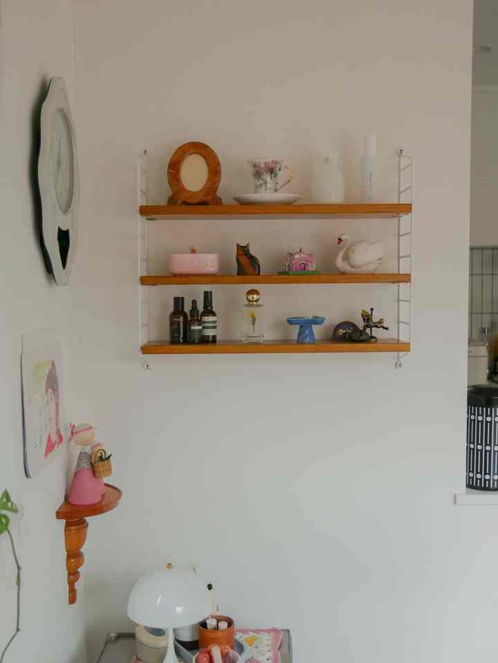 塗りました！棚板！
ニスを何度も薄く重ね塗りするの楽しかった😂
色が入っていく感じがたまりません..！

3枚目のフォトフレームの色を目指して塗り塗り。

最初の綺麗でスンとした新品感が消えてしっくり🥳
一気にお気に入りになりました〜🫶

#カラフルインテリア #ウォールシェルフ #ストリングポケット #ストリング