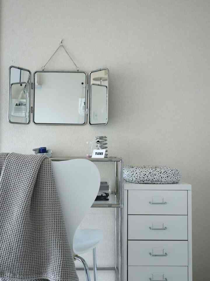 
モジュールデスク壁面にミラーをgetしました ☺︎
三面鏡なので普段は閉じています(写真2)
無機質感が更にUPしたな♩





#Koreaninterior #韓国インテリア #無機質インテリア #モノトーンインテリア #ホワイトインテリア #シンプルなインテリア #シンプルインテリア #海外インテリア #インテリア家具 #インテリア配色 #インテリア小物 #シンプリスト #ミニマリズム #シンプルなインテリア #IKEA引き出し #IKEA #IKEA家具 #IKEA収納 
