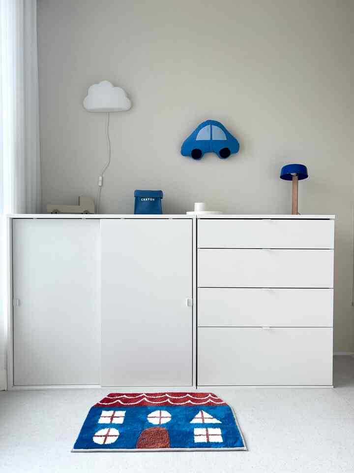 ＃私たちの家フォトゾーン

私の家に来たかわいい車のクッション🚙

ブルーカラー 我が家の小物たちと調和的によく似合ってしまって-💙 赤ちゃんの部屋に毎日ポスターだけ貼るが、針ひとつで歩いても軽い重さでポスターの代わりに貼っておいたのにとても気に入ってるだろ？ 🏡🌳🚙🌙🚥

＃赤ちゃんの飾り＃赤ちゃんの住宅＃赤ちゃんの部屋のインテリア＃赤ちゃんの小道具＃小道具のインテリア＃クッションスタイリング＃IKEAおすすめのテム＃家のインテリア＃ブルーのインテリア＃ブルーの色＃赤ちゃんの家具＃home＃homedecor 