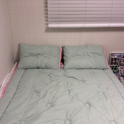 #우리집포토존 🛏️
#바자르
🏷️ 시리얼 포인트라인 먼지없는 사계절 차렵이불세트
🏷️ 바자르 #베개커버 
🏷️ #지누스 #침대
#우리집 #작은방 
#손님방 침대에요 💚
손님 아무도 안 오는 집이지만｡｡
#오감리뷰 로 받았던 #베개 커버와 이불
베개커버는 1개만 와서 1개는 #내돈내산 ✨
봄이니까 초록 초록하게 꾸며봤어요🫶🏻 
근데 한번 빠니까 리본 끈은 왜 
돼지 꼬리가 되는걸까용 ㅋㅋㅋ 
#오늘의집 #신혼일기 #슈퍼싱글침대 #ss침대 
 #집스타그램 #홈스타그램 #맞팔 #팔로우 #f4f #l4l
#협찬환영 #인테리어 #전세 #신혼 #ss #슈퍼싱글
#새댁 #이사