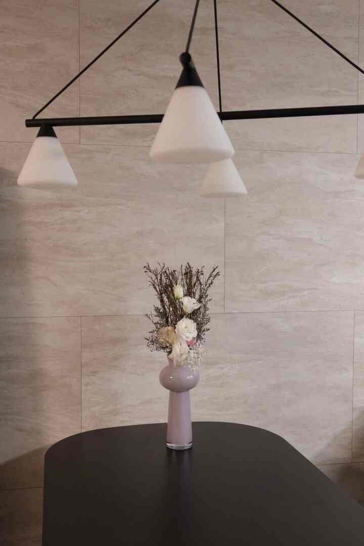 ブラックムードキッチンにふさわしいパステルカラーの花瓶、直線的な照明の下でより特別になります！なぜ照明の下に置くともっときれいなのでしょう😊

✔スペースに穏やかなポイントを与える薄紫色
✔どんな植物も自然によく合うシェーブ
✔ 直線的な照明の下で柔らかいオブジェ存在感

今回新たに用意した花瓶なのに、ほのかな薄紫色が魅力的でもあり、すべての植物に似合うようで悩んだ後購入しました。 

ずっしりとした空間の中の小さなカラー一つでも雰囲気が変わり、照明の下に軽く置くだけでも完成です🖤

＃コンスープの記録＃今日のシーンのカット気 