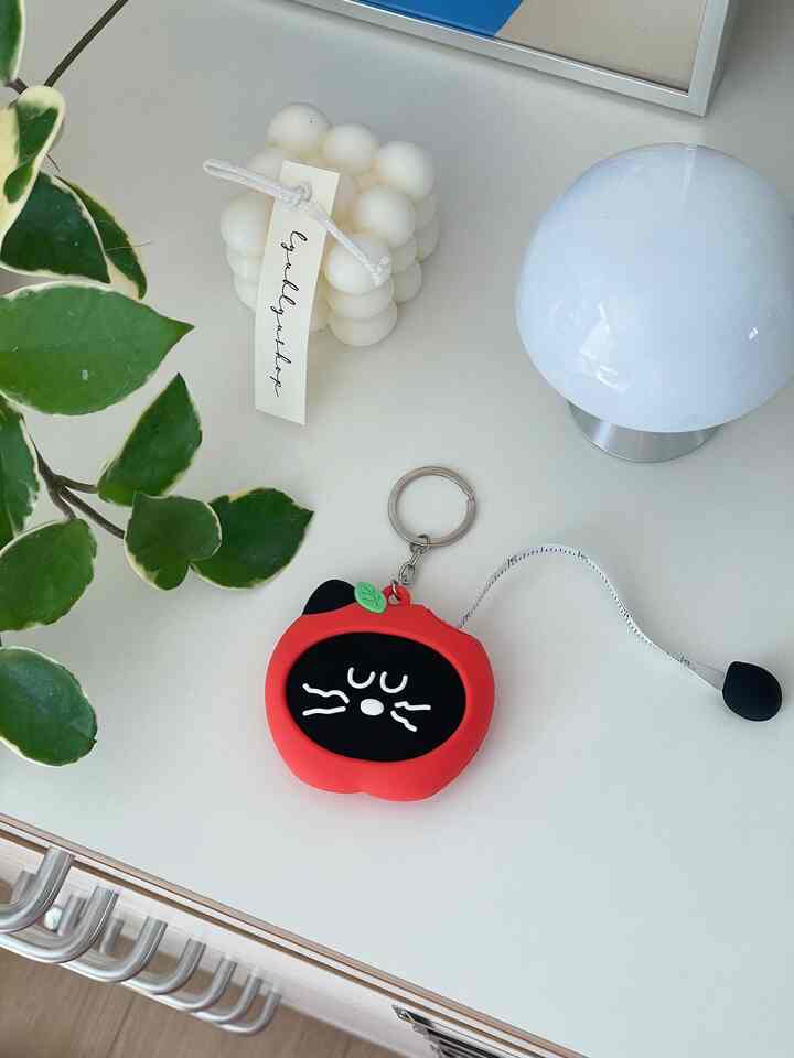 ＃製品提供

🍎りんご？ 😻猫ですか？どちらも！
モグリーをあげよう！📏とても可愛い🫶✨

趣味でミシン師副作をする時は減らす必須ですよ！ 
子供服、大人服、小物などサイズを計るとき 
かわいいモグリの耳をずっと〰️〰️引くと 
最大150cm/60inchまで撮影できます☺️

バッグに掛けて持ち運びも楽です。 
後ろのボタンを押したら、

＃コンスープ記録