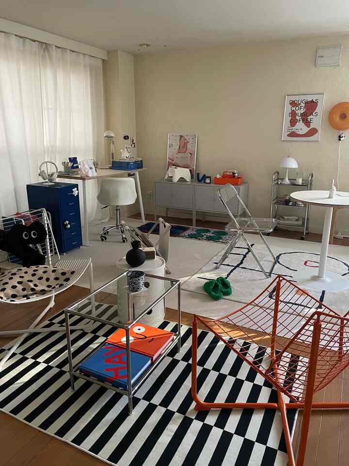 A side table I recently bought
I display my favorite books on it 📕
#interior #インテリア家具 #サイドテーブル #テーブル #モジュール家具 #北欧インテリア #カラフルインテリア　#韓国インテリア #ミッドセンチュリー