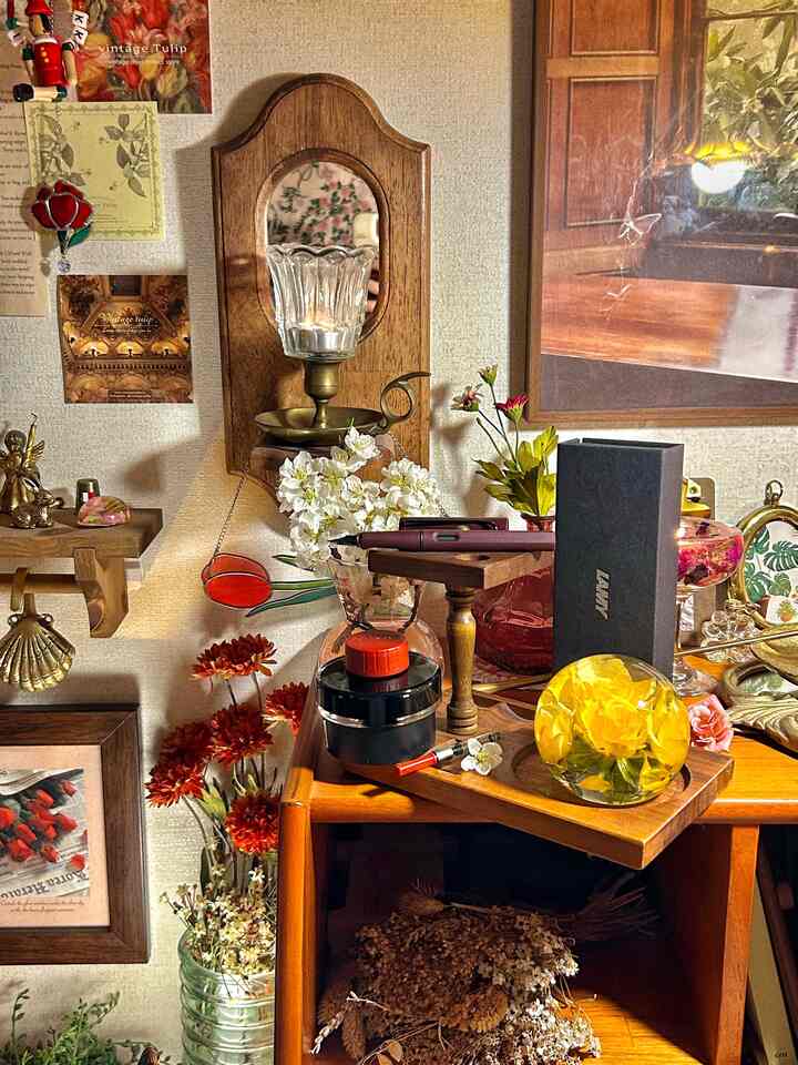 ヴィンテージムード書籍記録🤎
。
。
。
サファリスカーレット万年筆🖋

ドイツ万年筆ブランドラミーで発売した新製品、サファリスカーレット万年筆は、濃いワイン色が際立つ高級で洗練されたデザインが特徴ですよ🍷

軽量ながらもしっかりとしたABSプラスチック素材のボディで作られ、優れた耐久性を誇り、日常手書きから日記、カリグラフィまでデイリーで書くにも負担になりません👍🏻

特にクラシックなムードとサファリならではの人間工学的なデザインのおかげで、手書き感もとても満足しています:)
（手に着心地はグリップ感は長く使っても手が痛くないように助けてください）

個人的にスカーレットが机の上にあれば、それ自体で雰囲気がパッと変わりますよ！
感性的な赤い光のおかげで文を書くたびに集中も良くなり、何よりも「書きたい」という力があるペンですよ🖋

可愛くて実用的な万年筆をお探しの方に散布時におすすめしてみてください。 


#メイトハウス
＃ラミー＃LAMY＃LAMYsafari＃ラミーサファリ＃サファリスカレット＃ラミーマンニョン＃ラミペン＃万年筆ギフト＃万年筆ギフトおすすめ＃フレーズ＃ビンテージデスク＃デスクテリア＃ビンテージ照明＃イラストスターグラム 