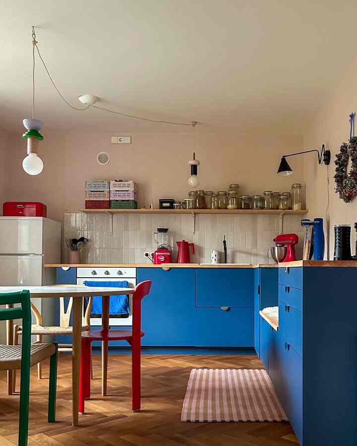 A pop of color, a dash of joy 💙🍴
This kitchen makes everyday feel a little brighter.
Credit : @anna.im.quadrat

#ColorfulKitchen #DesignJoy #HappyHome