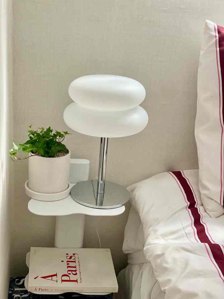 Bedside, the sun is shining today☀️
I've been rolling around since I came back from a trip and I'm still a bit tired
I'm getting up now and getting ready to go out for lunch with my oldest child
The sunlight is pretty, so I'll take a picture

#Master bedroom #침대 #햇살 #봄 #안방인테리어 #햇살테리어
#Indirect lighting #구옥인테리어 #차렵이불추천 #봄침구
#Planter interior #플랜테리어화분 #아이비