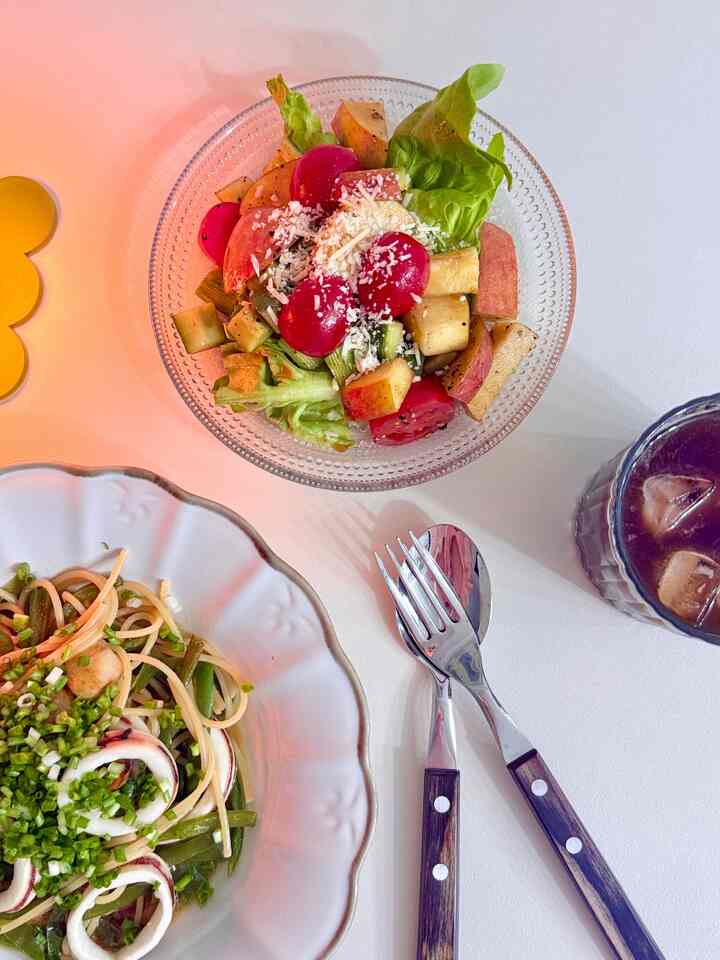 #살림살이 6 #콘수프기록 

🌸トラモンティーナポリウッドカトラリー

最近購入したカトラリーのセットです。 
ナイフまで3つの構成で価格は7千ウォン台~~~
コスパ、デザイン、実用性

ナイフ切削力はとても良いです。 
私は果物を切ったり、簡単な野菜を手入れしたりするのにも使われます。 

ズヒ家には食税はありませんが、要件食世紀も可能です👍

サイズもサーブルのような場合はディナーセットがオレンジになります。 
ヨーゴはちょうど使いやすいサイズです^^
サーブルディナーとサラダミドルサイズ👍👍
ぴったりです👍👍

長寿石のベッドが呼ばれます  #건강한끼 #저속노화 #저속노화식단 #다이어트 #다이어터 #유지어터 #다이어트식단 #다이어트음식 #다이어트요리 { {12# #파스타샐러드 #한그릇요리 #한그릇음식 #한그릇요리매니아 #접시추천 #그릇수집가 #코스타노바 #코스타노바올리바 #파스타접시 #파스타그릇    #오벌접시 #빈티지접시  #트라몬티나 
