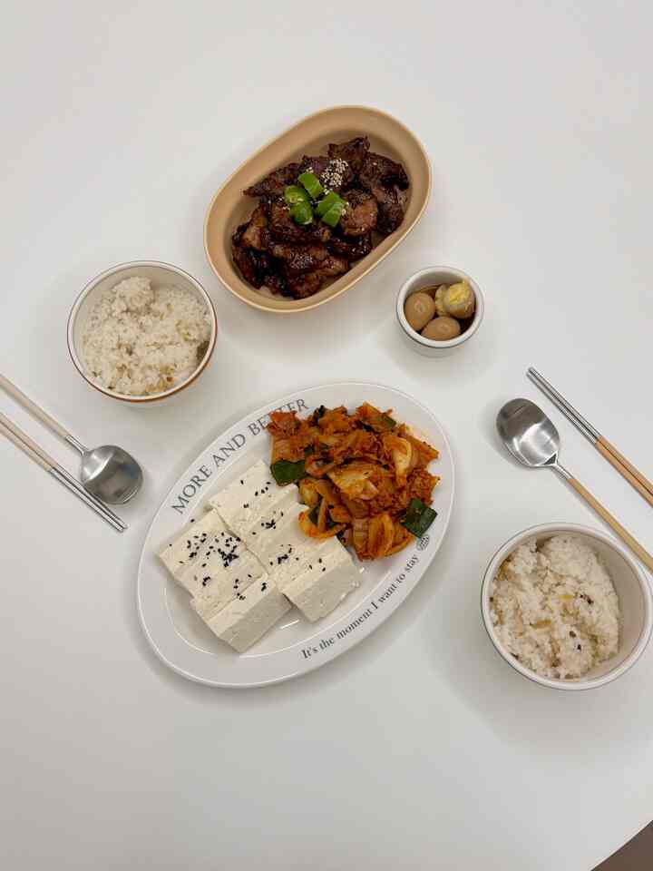 #오홈스토랑 #콘수프기록 
Today's Table at Home

Today, my son went on an experiential learning trip and made handmade tofu! 
I can't resist handmade tofu ㅋㅋㅋㅋ
I made tofu kimchi by stir-frying kimchi. 

Kids dinner side dish, leftover pork ribs are a bonus 🖤

#Today's meal #온더테이블 #저녁메뉴 #간단한요리 
#Easy recipe #간단메뉴 #유아식 #유아식판 #유아식기
#Plating #플레이팅접시 #주방용품 #바망바망
#Nestik #아기식판 #아기식기 #요리스타그램 #홈쿡
#Home cooking recipe #유아반찬 #아기반찬 #아기식판식 #간단한한끼 #오늘의집밥 #집밥