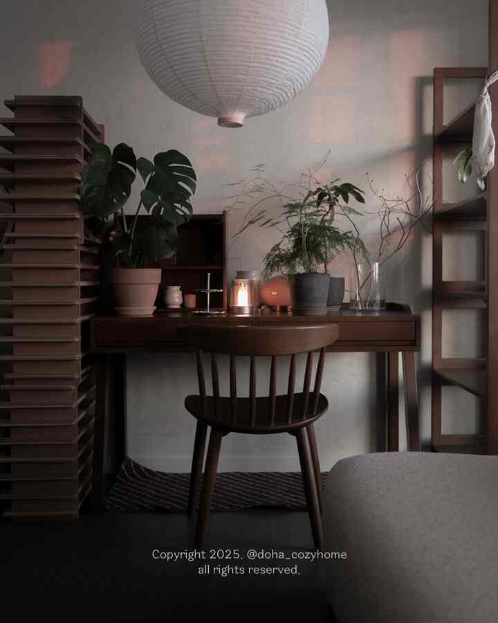 ＃今日の私たちの家は最近何度もゲームをしていると追いかけて、その金に小さなロマンを見ましたか？むしろ良い☺️🤎

ビポ/アフターから森の中の小さな自分だけの空間コンセプトへ
一つ一つ飾っていく赤ちゃんの姿、少しずつ公開する計画だったのに
突然フィードから大量に上げてしまう私という人🤦‍♀️ㅋㅋ

この森の中に小さな空間が入る場所は
私たちの夫婦のコンターデスクの隣だったのですか？ 🌱🍃
夫が今コンタールームこの仕組み絶対変えられない。
とても良いです.. 🫠

だからリビング行きに（一度）座った
私だけの森の中の小さな空間です🥹✨✨
思ったよりかなり厄介ではなく、うまく調和してしまって恥ずかしい
このロマンをぜひ実現してみたかったです。 🥹🥹
一度構造変更を知らないでください...
要するに、しばらく一時停止中です。
空間を再び座り、森づくり（？）もまた豊かにしなければなりません！

近いうちに調理調理を再配置して
フィード、映像に入れてくれますか？ 🤎
•
•
•
•
•
＃デスクテリア
37分