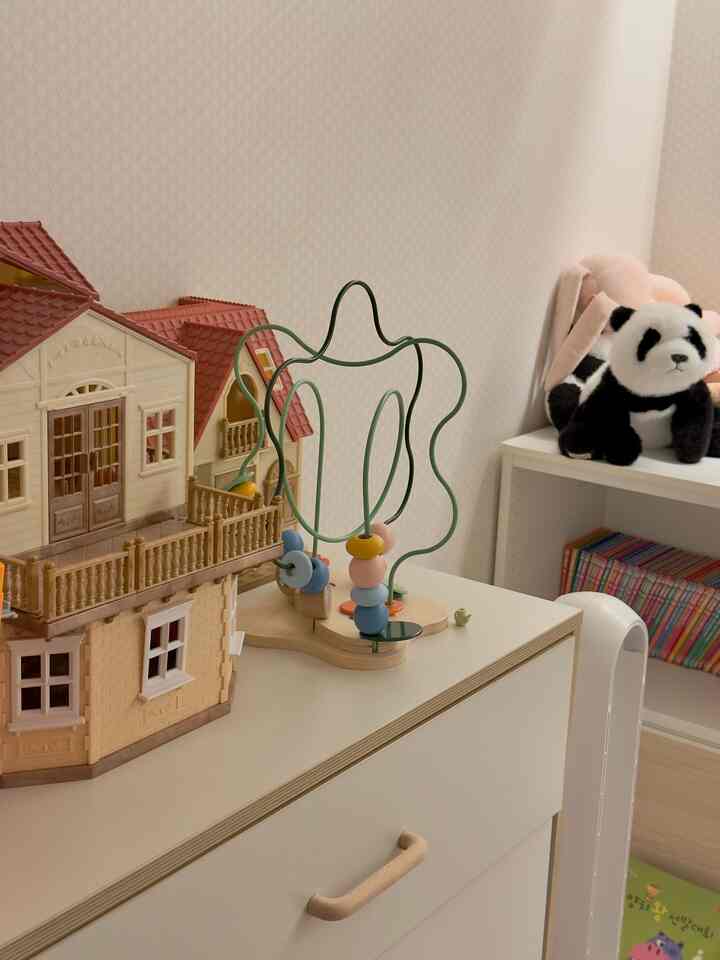 #お金

「大人の趣味」と呼ばれるシルバニアンファミリー、
私の家では子供の大切な遊びの友人です:)

当初はきれいなインテリア小物のように飾っておいた製品でしたが、
いつの間にか子供の手が届いて一つ一つ命を得始めました。
子供はシルバニアンの友達で状況劇をしながら遊んでいますが、
あの姿がどうして真剣で可愛いのか
見守るだけでも笑いが節に出ました。

「ここはお母さんの部屋、ここは赤ちゃんの部屋〜」
物語を作っていく姿がとても可愛いです。
小さな空間の中で広がる子供だけの想像世界を見て
シルバニアンがなぜこんなに長い間愛されているのか分かりました。

家の中どこに置いてもよく似合う暖かい色味とディテール、
そしてその中で生きて息をするような子供の話まで加える
シンプルなおもちゃを超えて、日常の癒しの要素として感じられます。

これからもこの小さな友達と
子供の思い出を一つずつチャゴクチャゴク積みてみようと思います :)

＃非ポアフター＃メイド＃スペース分離インテリア＃コンスープ
＃シルバニアンファミリー＃子供と遊ぶ＃役割遊び＃状況劇
＃おもちゃのインテリア＃子供の想像力＃家のコックプレイ＃かわいい人形
＃幼児遊び＃屋内遊び＃感性おもちゃ＃子育てコミュニケーション＃遊び記録
＃プレイタイム＃少し幸せ＃アイバンスタイル＃シルバニアンハウス
#おもちゃ