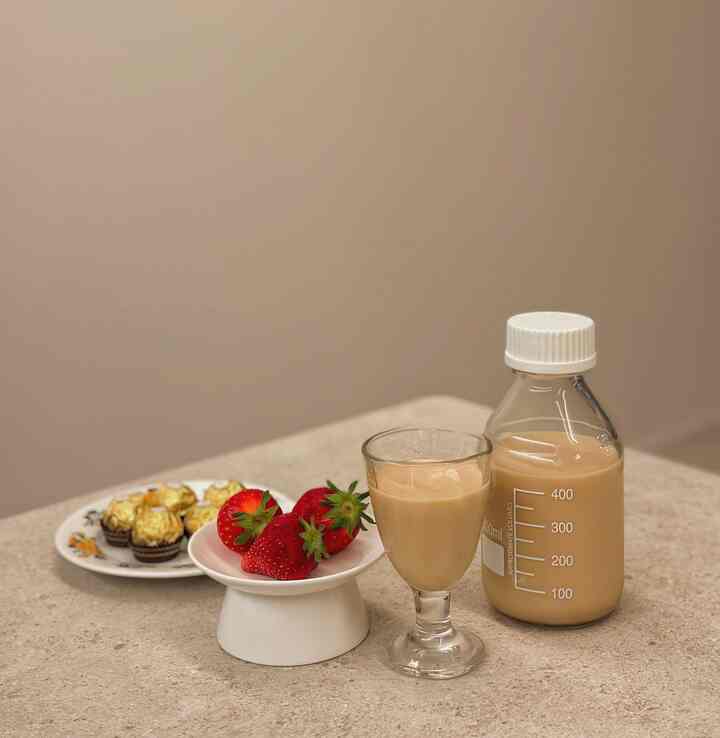 今朝、家事終わってちょっとの余裕！ ☕️🍓自分で作ったミルクティーにイチゴとペレロロシェチョコレートまで添えて甘いデザートタイムを楽しんだ。疲れがサルル溶ける気分なのかな～ 小さな瞬間ですが、本当に癒されますね

#デザートタイム#ホームカフェ 