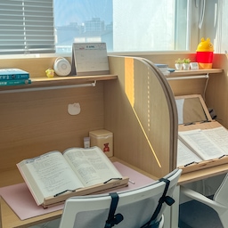 3월부터 아기를 어린이집에 보내고나서
재취업을 목표로 공부를 시작했어요📚
남편도 퇴근 후 자격증 시험을 공부하는데
둘이서 스터디카페나 그냥 카페에 다니니까
왔다갔다 이동시간과 비용이 많이 들더라구요💸
고민끝에 독서실처럼 꾸며본 서재방✨
원래 있던 이케아 책상을 치우고 
소프시스 독서실 책상을 설치하고, 
공부템으로 유명한 펜꽂이, 독서대, 
허리쿠션, 발받침까지 구매했어요.
서울대 의자에 꽂혀서 생각보다 지출이 많았지만
아기 어린이집 갔을 때, 아기 재운 후에 
바로 앉아 공부할 수 있어서 올해 잘한 소비인듯😊
#독서실책상 #독서실 #스터디룸 #스터디카페 #스터디책상 #공부방꾸미기 #공부방인테리어 #공부책상 #독서실인테리어 #스터디카페인테리어 #서재방꾸미기 #서재방인테리어 #취준생 #공시생 #공부방책상 #공부의자 #서울대의자 #공부공간 #시디즈의자 
