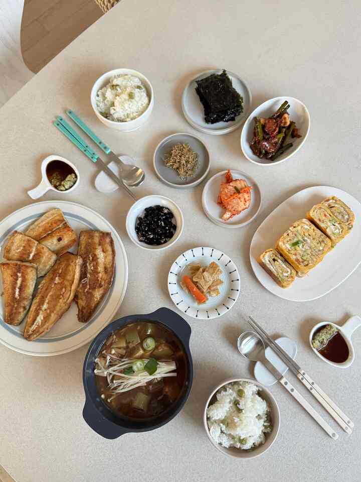 

Korean food lovers
grill fish at home too:)
Doenjang jjigae, grilled fish, scrambled eggs
I love home cooking with lots of my favorite side dishes!
🍚🍲🍳🧅🥕🫛🐟

#Home cooking #저녁 #저녁메뉴 #요리 
#Table #집밥요리 #집밥메뉴 #집밥기록 #저녁식사 
#Corn soup record #오늘의우리집 #탁가온 #플랫포인트 
#Dishes #한식 #한식기 #플랫포인트