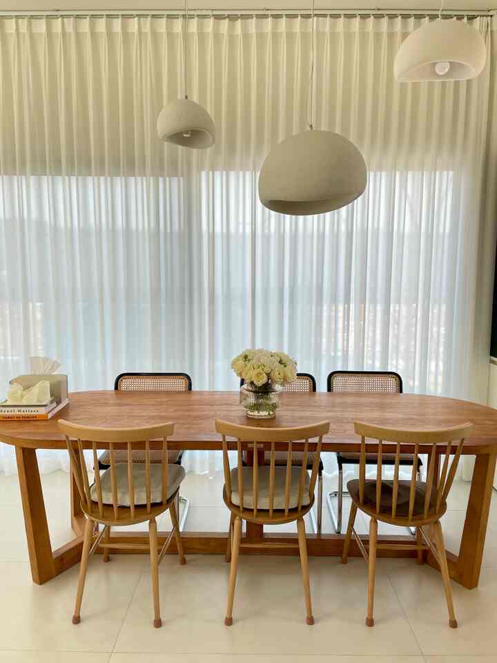 ＃今日の私たちの家＃コンスープの記録
きれいな調和が多すぎますが、生花はできません。
花ひとつで我が家春迎え完成ですね！ 
テーブルにきれいな花瓶に花だけトゥクトゥ！置いてもめちゃくちゃ🤍

私の家のリビングルームをいつも引き立ててくれる「小さなお姉さん家具店」の食卓は私の最愛の家具ですよ💛

#メイトハウス 
＃私たちの家フォトゾーン＃春が来た春＃春のお祝い＃春のインテリア＃春の家の装飾＃リビングインテリア＃リビングライト＃リビングライト＃リビングスタイル＃小さな姉妹家具店 