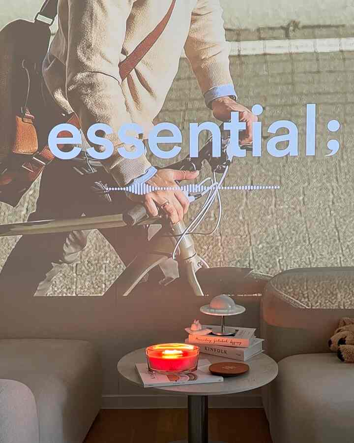 今日の天気は曇りです。 ☁️☔️
コーヒーを飲みに行きましょう。
ウッドウィックのイリップスキャンダルを入れて座るので、出ることができません。 🥰

打たれる 
プレイリストを入れて一杯のコーヒー 
癒しの雑誌ですね。  #일립스캔들 #캔들  #선물추천 #선물  #woodwickcandle #candle  #집스타그램 #홈스타일링