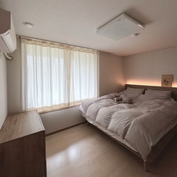 오늘 사진을 찍으면서 느끼게 된건대요.
‘정말 필요한 것만 있구나, 조금 더 채우고 싶다‘
라는 생각이 문득 들었어요😉
침대에 있는 ”동행“이라는 우드 각인을 선물해주신 건 
저희 결혼식 주례를 맡아주신 신랑의 인생 선배님이세요.
본인도 결혼 선물로 받아 20년 넘게 사랑이 넘쳐난다며, 저희에게 물려주고 싶으셨대요.
덕분에 좋은 기운 받아 잘 살고 있어요, 감사합니다❤️‍🔥
#일룸 #알레르망 #맞팔환영 #선팔하면맞팔 #일상 #침실 #침실인테리어 
