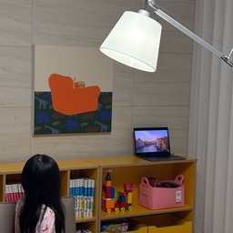 #우리집조명은몇개
우리집 조명을 소개합니다💡
책 읽는 집이 되려면 가장 중요한 게 독서환경 인데요.
그 중 조명이 주는 힘은 참 커요. 거실, 안방, 아이방까지 각 공간에 맞게 다섯 개 정도 두었는데요, 은은한 무드는 물론이고 독서등, 수면등, 장식 조명까지 용도에 맞게 고르니까 분위기도 살고 활용도도 높더라고요.
따뜻한 조명으로 집을 더 아늑하고 예쁘게 꾸며보세요. 
#조명인테리어 #간접조명 #무드등 #독서등 #취침등 #조명추천 #조명맛집 #조명하울 #인테리어조명 #스탠드조명 #LED조명 #거실조명 #안방조명 #아이방조명 #테이블조명 #집꾸미기 #셀프인테리어 #오늘의집 #오늘의집스타일 #오늘의집조명 #홈스타일링 #우리집꾸미기 #랜선집들이 #가구배치 #조명배치 #디피조명 #룸투어 #조명포인트 #리빙템추천