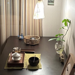 서재 속 작은 차실 만들기🍵
#오늘의우리집 #콘수프기록 3
원래 서재에 주로 책을 읽거나 노트북을 하는 데스크존이 있는데요, 
서재가 넓으면 뭐하나 싶어서 다른 한 편에 
혼자 조용히 차를 마실 수 있는 공간을 또 만들었어요.
서재에 책상 두 개 있는 부자- 
당근에 내어놓은 커다란 접이식 책상을 다시 가져다 놓느라 힘들었..🥲
적당한 조명이 없어 식물등 가져다 이솝 파우치를 대충 씌워놨더니
(이 꿀팁은 @g_oi_home님께 배웠어요) 제법 그럴싸해요.ᐟ 