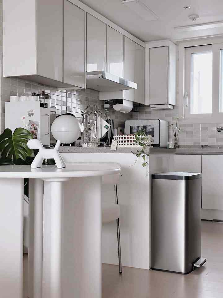 製品提供| KOHLER 韓国

アメリカに住む友人の家で見たヨー製品、
スチールのモダンさと無駄のない製品デザイン
コストコ人気テム、アメリカで愛される理由があります。 🇺🇸

ゆったりとした47リットルのサイズはアメリカのライフスタイルにも合いますが、
毎日多くの宅配便をアンボクシングする私にも喧嘩！
中が涼しいビッグサイズのごみ箱で整理もすっきり～

スムーズに閉じる要件 何かしたらQuiet-Close機能だそうです。
夜遅く作業しても家族に申し訳ない役に立たない～🌿
耐久性が良く、長く健康に使えると思います。

様々な機会をいただいた方々に感謝 
今日も私はアンボックスしています。

モデル情報🏷️
• KOHLER Steel Square Trash Can 47L
こんにちは 

製品の特徴🏷️
• 指紋防止仕上げで長時間クリーンな状態を維持
•スムーズに閉じるQuiet-Close機能でノイズを心配NO！
•衛生的で簡単なペダル方式
•清掃が容易な取り外し可能なライナー

（このレビューはコーラーコリアから製品を提供して作成しました）

#コーラー #KOHLER #Steel_TrashCan 
＃コーラースクエアスチールゴミ箱＃四角スチールペダルタイプゴミ箱 
＃コーラースクエアスチールペダル型ゴミ箱体験団＃ゴミ箱
＃コストコゴミ箱＃アメリカコーラー＃コーラー大容量
＃スチールゴミ箱＃インテリアゴミ箱＃ゴミ箱おすすめ