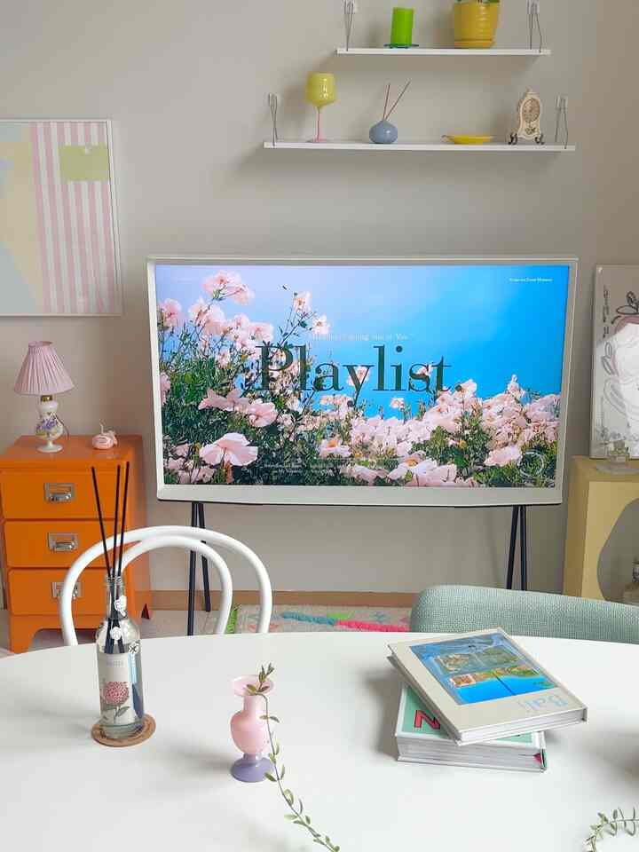 パステル調のワンルームリビング、ヴィンテージの小物とホワイトダイニングテーブル、ミント色の椅子が配置された雰囲気のある空間