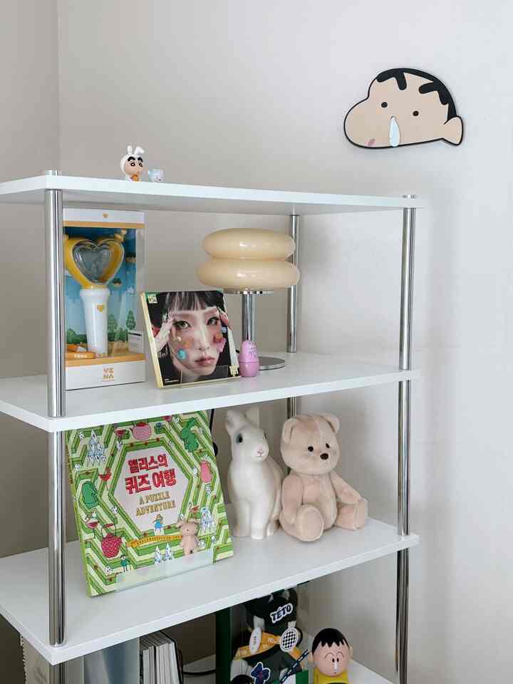 白い棚にかわいいクマのぬいぐるみとウサギのフィギュアが配置された温かみのあるインテリア空間