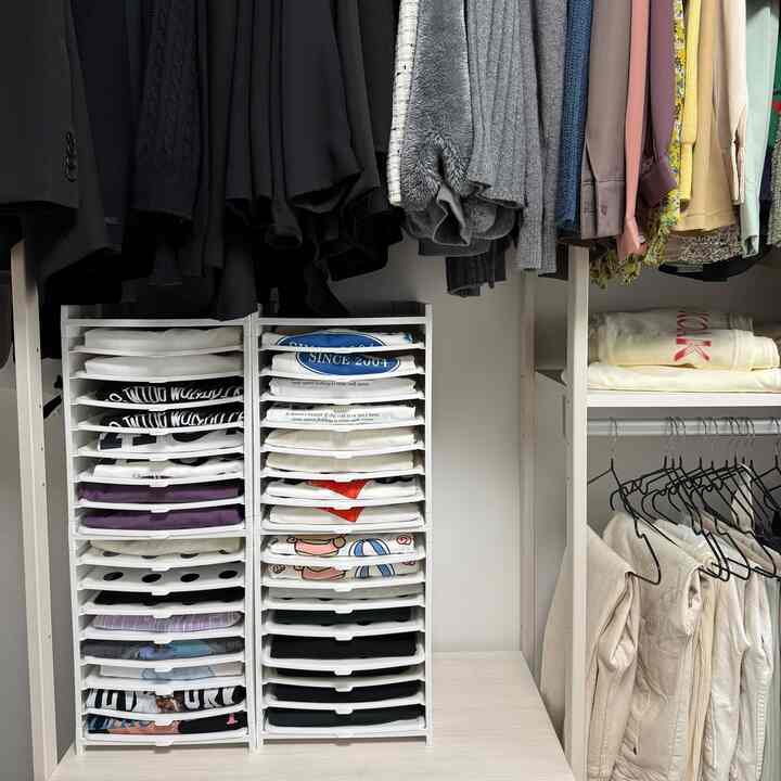 私たちの家のドレスルーム👔👚👗👕

私の家に遊びに来る人は、いつも尋ねる言葉
「Tシャツこれをすべてまとめたの？

✔️5年目維持しているTシャツ整理👚
よくしわくちゃのTシャツ、暑い夏のスチームアイロンを伸ばすのも事でしょう。服の保管をどうするかによって朝の準備時間が変わります。 PP素材になっているTシャツのまとめ箱を購入すると、2千ウォンでTシャツを簡単に折りたたむことができるガイドパネルを購入できます。数回折るとコツができて急いでいるときはガイドパネルなしで折りたたむことができます。カップルが好きな私たちのカップルで、すべてのカップルの半袖は一目で見えるように外部のクリーンボックスに入れておきます。 
首が伸びたり消えたりしない汚れのある半袖は、捨てるのが残念なので、引き出しに保管し、自宅で、ゲストが来るとき、自宅で、散歩するとき、運動するときに着ています :) 

私の家は、お部屋のドレスルームと小さな部屋のドレスルームの合計2スペースをドレスルームとして使用していますが、今日お見せするこの空間が小さな部屋のドレスルームです :) 厚い冬用コートとスポーツウェアを提示したお出かけ服はすべてこの部屋に保管します。ハンサムカスタムシステムハンガーに種類と色順に保管すれば、持っている服を一度にチェックできてよかったです。機会があれば、ドレスルームをまとめるハニーチップをまとめてお知らせします！  #Lg스타일러 #한샘시스템행거 #한샘행거 #한샘 #옷걸이 #바지옷걸이 #옷정리 #티셔츠정리 #티셔츠정리함 #옷정리   #바지걸이 #바지정리 #남편옷 #옷정리꿀팁 #드레스룸인테리어 #드레스룸커튼 #공간박스 #옷보관박스 #드레스룸정리 