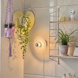 이건 꼭 사세요 3가지💡💛🩷
❶ 베르몬드 웨이브 벽등 (Frost White)
바이너리위크 때 모셔온 은은한 조명🤍
사실 플로어 장스탠드 조명을 살까 엄청 고민하다가
공간 차지 없이 분위기 낼 수 있는 벽등에 새롭게 도전해봤어요
광원 그림자 생기는게 정말 매력적이고 전용 전구가 메탈릭해서 쇠테리어 느낌도 나다보니 새롭게 느껴지더라구요. 
Clear 컬러랑 고민하다가 더 은은한 느낌으로 골라봤는데 뭔가 달같기도 하고 예쁩니다 :)
❷ 알오하 하트 코너 벽선반 (버터)
인스타에서 우연히 보고 반해버린 ㅎㅎ
이거 근데 원래 아가들 홈캠 거치대로 유명한 제품인데
ㅋㅋㅋ 저는 그냥 넘 예뻐서 샀어요
코너 포인트 되서 볼때마다 좋아요💛
원래 키우던 신홀리페페를 바스켓으로 옮겨서 올려줬어요
오브제나 조명 둬도 이쁠 것 같아서 앞으로도 잘 사용할 것 같습니다!
❸ 티에라선인장 핑크트리안 + 행잉루프 마크라메
핑크 트리안 컬러에 맞춘 화분과 예쁜 핸드메이드 마크라메!
기존 신홀리페페 행잉으로 키우니 넘 예뻐서 행잉 식물을 하나 더 모셔오고 싶었는데 보자마자 반해버린💗 특히 행잉 루프가 정말 포인트예요. 컬러감도 예쁘고 핸드메이드라 그런지 더 유니크하고 조직감도 견고해서 맘에 들어요~ 
#오집템 #메이트하우스 #메이트하우스1기 #모담 #예쁜템최고야 #콘수프기록 #오늘의가든 #오가든 #반려조명 #베르몬드 #알오하 #하트코너선반 #플랜테리어 #행잉플랜트 #행잉식물 #티에라선인장 #오늘의집에서샀어 