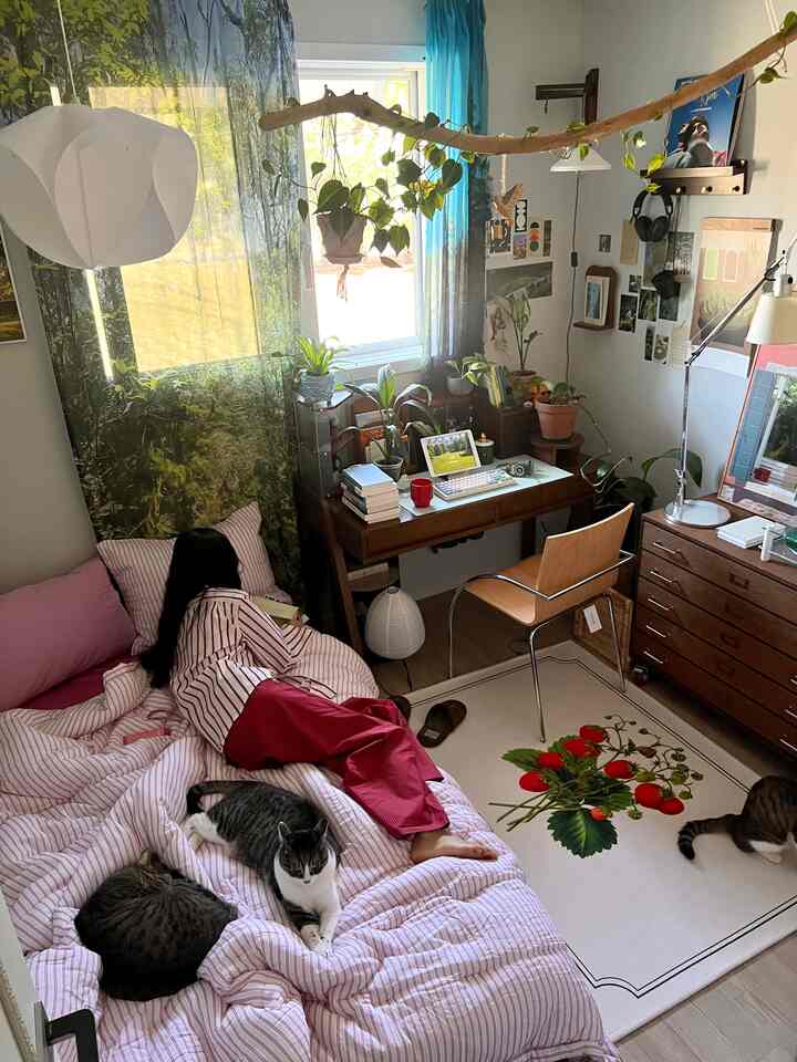 ピンクの布団セットが見つかりました🌸
愛情のこもったベディングブランドのピンカで25SSコレクションを発売しました🪄

ピンカピンクビーズストライプモーダル羽毛布団は前、裏面ともにテンセルモーダル100％生地にウォッシングまでされており、ボドルボトゥルな風合いがとても良いです🫳🏻 軽い重量感とソフトさで四季を通して快適に覆いやすいモングルモングルな素材

片思いでローズピンクのマットレスカバーと枕も一緒になってとても可愛いです💕 布団と似合うパジャマもピンクのトーンに選びましたがどうですか？レッドピン＆チェリーレッドカラーに上下の異なる太さのストライプ🏄🏻‍♀️ ゆったりとした身幅で快適な活動性の売り場まで気に入って😌

ピンクの感覚的な模様と色感の神像が 
色々な組み合わせがあるので、見に行ってみましょう🤍

🔖ピンクビーズストライプモーダルチャックキルトQ
🔖ピンクビーズストライプ枕カバー、ピンク枕カバー
🔖ローズピンクママットカバーSS
🔖クラシックホームウェアパジャマセットアップ_レッドピン＆チェリーレッド


#ピンカ #finca #布団 #布団布団 #マットレスカバー #枕カバー #布団セット #寝具 #寝具 #パジャマ #ホームウェア #寝具セット #春布団 #春インテリア #寝具おすすめ #ピンカイブル #ピンクインテリア #カラーインテリア #寝室 #寝室インテリア #寝室飾り #寝室装飾＃かわいいテム