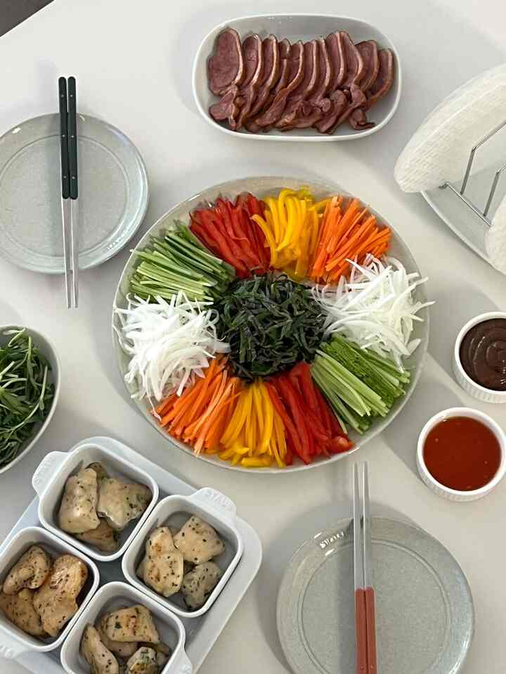 ＃オーホームストア＃コンスープ記録

✔️ヒョンミウォルナムサム（feat。 

毎回高速老化式団だけ食べて久しぶりに（？）スワイプ低速老化参加してみました

久しぶりにウォールナムサムゴゴしました！しかし、今はちょっと珍しい石菜が追加されました!!!!!!!!🌿 
ドルナムル、ドンナムル、ドゥナムル多様に呼ぶじゃないですかㅎ

旦那が初めては何？ドルナムルをムルナムサムに？私は
「おおなんておいしい！！意外に調和が良くてよく似合うのに！！」って言ってくれて新たな挑戦してみた僕自身、まさに奇妙で、、、😎

私はもともと創造的ではなく機械的で、少しは硬直されている超計画型ですよㅎㅎㅎこれが楽で安定していると思って生きてきましたが、比較的そうではない夫と暮らしてみると、時には彼の柔軟性が羨ましくも、私も少しはより柔軟になりたいという思いがふと！ 
だからこそ少しの部分であっても一つずつ挑戦してみて変わろうとしているのです…！例えば最近行ってきた当日決定雷キャンプとか…？もともとは想像もできないことなのに(?) ぷらっとしました本当に…級TMI… 😙
それでも本性なんかできないのか家飾りテストは秩序のマエストで出てきたねｗｗｗｗｗｗｗｗｗｗｗ

それでももうひとつのささいな枠から抜け出す！石菜ウォールナムサム！

ソースは色が少し不思議ですが、地味のバーを使ってピーナッツソースを作ってからアーモンドバターも一緒に入れてくれたら色味が暗くなりましたねㅎ

久しぶりに野菜のカルジルちょっとして健康な一食自卵-食べました🩶


＃ホームストア＃おがくず＃おがくずメニュー
#レシピ #レシピ紹介 #ゴールデンレシピ #チキン胸サレシピ 
＃ハリム＃チキン胸肉料理＃チキン料理＃オリゴ＃スモークアヒル＃月ナムサム＃野菜＃低速老化＃低速老化ダイエット＃クリーン食 