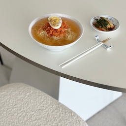 #오홈스토랑 #맞팔
슬슬 더워지는 날씨,
더운 날씨에는 시원한 김치말이국수가 정말 딱이죠:) 
LF푸드 한반 김치말이국수를 먹어봤는데, 
너무 맛있어서 놀랐어요!👍🏻
동치미 육수가 새콤하고 깔끔하고
면도 탱글탱글해서 식감도 좋아요.
김치도 적당히 아삭하고 잘 어울려서 
한 그릇 금방 비웠답니다.
별다른 조리 없이 바로 먹을 수 있어서 간편하고, 
냉동실에 쟁여두면 든든한 여름 간식이 될 것 같아요
입맛 없을 때, 더위에 지칠 때 추천!
시원한 한 끼 찾고 계신다면 한 번 드셔보세요🧊
#한반김치말이국수 #LF푸드 #시원한한끼 #여름별미 #간편식추천 #김치말이국수 #국수 #여름메뉴 #온더테이블 #밀키트추천 #한반 #그릇 #신혼밥상 #밀키트 #냉동식품추천 #꿀맛 #국수 #신혼집 #집밥 #로얄코펜하겐 #큐티폴 #큐티폴커트러리 #콘수프기록