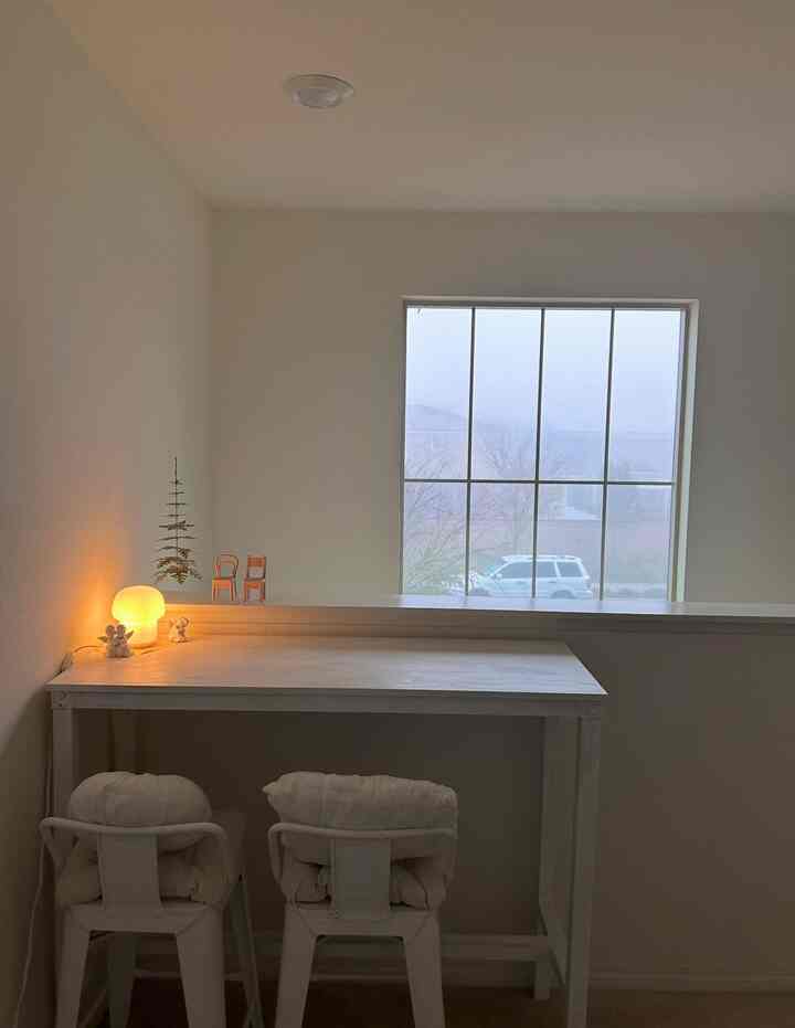 Saya suka hari berkabut — ada sesuatu yang seperti mimpi tentangnya.
Dunia terasa lebih tenang, lebih lembut, seperti terbungkus dalam misteri yang lembut. #window