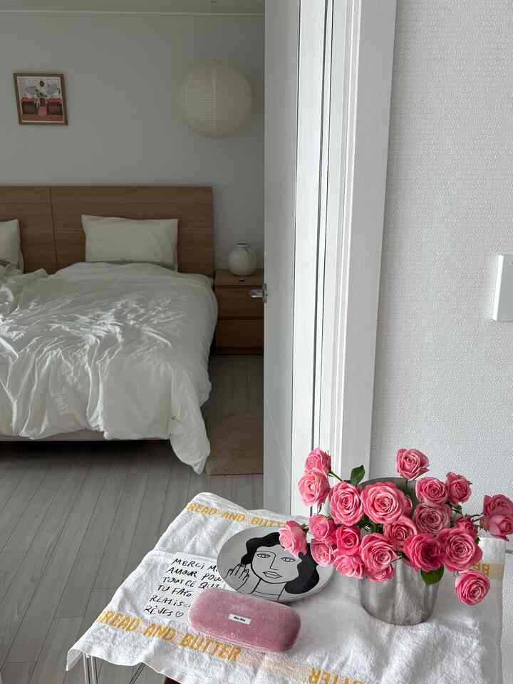 #봄컬러인테리어 #콘수프기록
春のインテリアといえば当然花が抜けないんですよね。
去る金曜日帰りにバラを購入しました。 
寝室のそばに置くから何かルームサービスみたいなんだよ。

夫にさせて食べたくてそうですね..?   #신혼집꾸미기 #침구세트 #침구인테리어 #침구추천 #hay조명 #papershade #ffcollective 