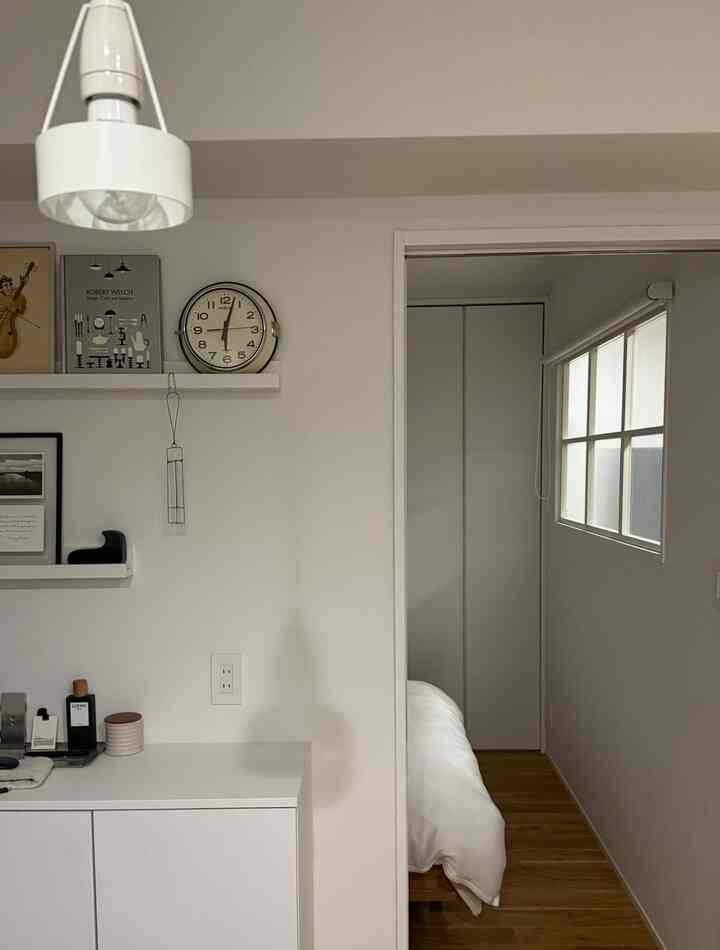 キッチンから見た正面、リビングの隣が寝室になっています。寝室には明かり取りの室内窓を取り付けました。



#マンションリノベーション
#北欧インテリア
#ウォールシェルフ
#ルイスポールセンパークフース
#Panasonic室内窓
#P.F.S.ウォールクロック
#iittalaミナペルホネン ガラスバード
#ムーベフォトフレーム
#GBH ステンレストレー
#LOEWE