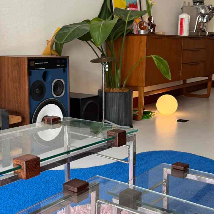 こんにちは！okini.haus です。この度Season8のアンバサダーに参加させていただくことになりましたので、これからお家の紹介をたくさんしていきます💪
小物でポップな色味を取り入れたお部屋です🩵

#サイドテーブル
#ネストテーブル  
#サイドボード 
#ラグ・カーペット 
#ヴィンテージ 
#ミッドセンチュリー 