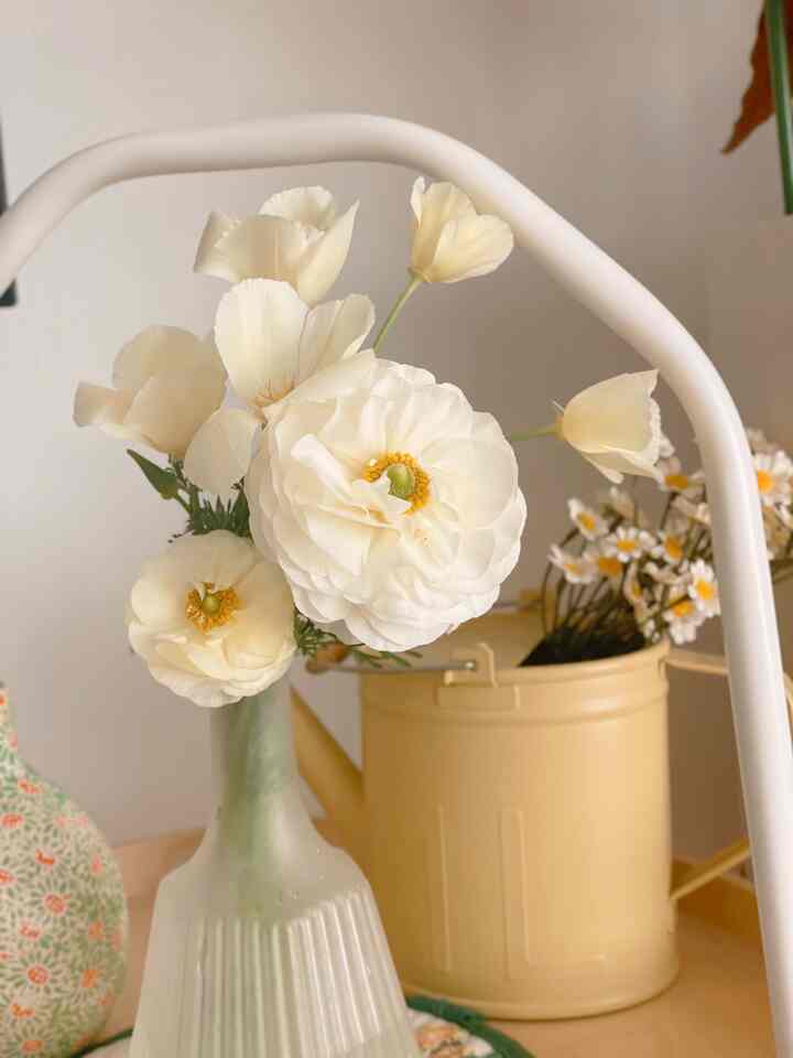 午前中、庭の作業をしながら摘んだ
ラナンキュラスとアイスランドポピー
ガーデニング歴5年目、
花屋に行かず自分で育てた花を飾る習慣が
自然とできてきた。
花瓶は #モモナチュラル マットな質感が
ツヤツヤの花達と相性抜群な気がする🔥
お気に入りの雑貨も添えて！
癒しの空間。バターイエロー縛りだね🧈
#花瓶 #フラワーベース
#花のある暮らし
#植物のある暮らし
#リビング雑貨