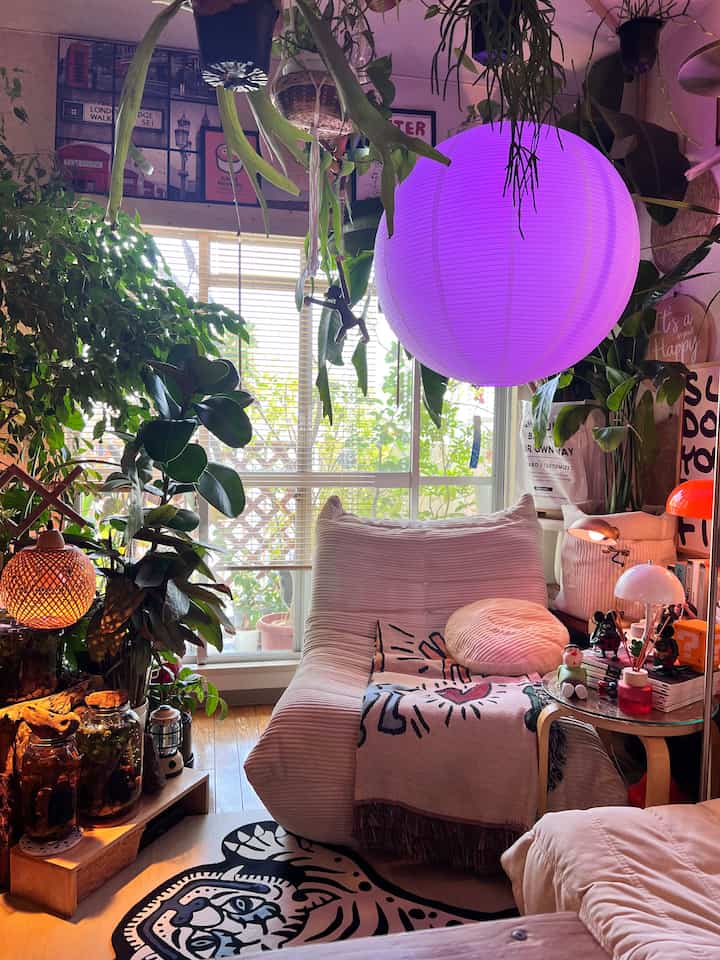 まん丸お月様が浮いている様な照明　
照明とグリーンをメインに取り入れた柔らかで
個性に溢れた空間


我が家の顔と言っても良いほどのリビング
照明とグリーンをメインに空間作りをしています。


空間のメイン照明はIKEAのGULLSUDARE
存在感抜群なのに目立ち過ぎないのがGood!
素材もとてもシンプルだし主張し過ぎないのでどんな空間にも合ってしまうところがお気に入りです。

2枚目はREGOLIT 
GULLSUDARE よりは少々小さめで素材も少々違いますがまん丸お月様みたいでとても可愛いくこちらもとてもいい雰囲気にしてくれるのでこちらもオススメ！


#REGOLIT #GULLSUDARE #照明インテリア #リビング照明 #リビング植物 #メイン照明 #IKEA照明 #グリーン　#間接照明 #スマート照明 #ボヘミアン #ジャングル　#まん丸お月様　