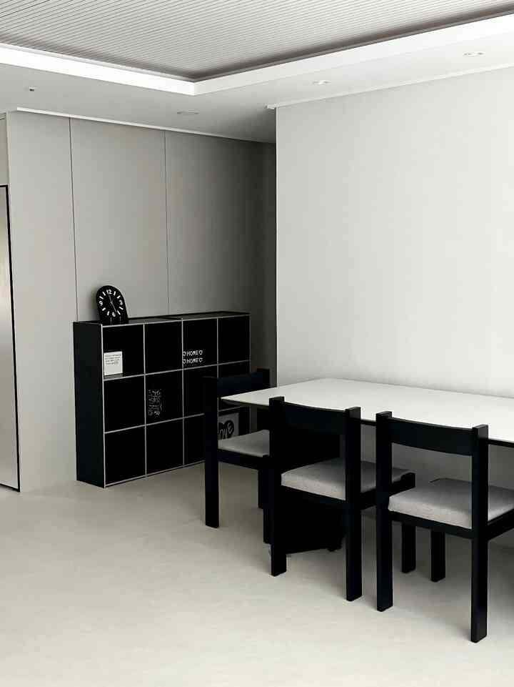 ＃今日の私たちの家＃コンスープ記録 

子供の百日常を着て撮影しようとするテーブルと北京の配置
変えたのにこれもまた違う魅力のある仕組みですね！ 
私はいつも黒が好きで、黒い家具をたくさん買いました。
後悔のない選択です🖤

ダイニングテーブルはナイフで落ちる正方形で、普段はきれいです
デザイン好きなら満足度が高い家具です！ 
椅子は同じブランドではありませんが、今日の家で見つけました
隠れた宝石のような家具です価格に比べて本物の満足！


＃かわいいテム最高です 
＃ミニマリストの集まり＃ミニマリスト＃ブラックインテリア 
＃ブラック＆ホワイト＃バイリネダイニングテーブル＃ダイニングテーブルチェア＃ダイニングテーブル 
#ダイニングテーブルチェアおすすめ #ダイニングテーブルテーブル #ダイニングテーブル飾り 
#ダイニングテーブルスペース 