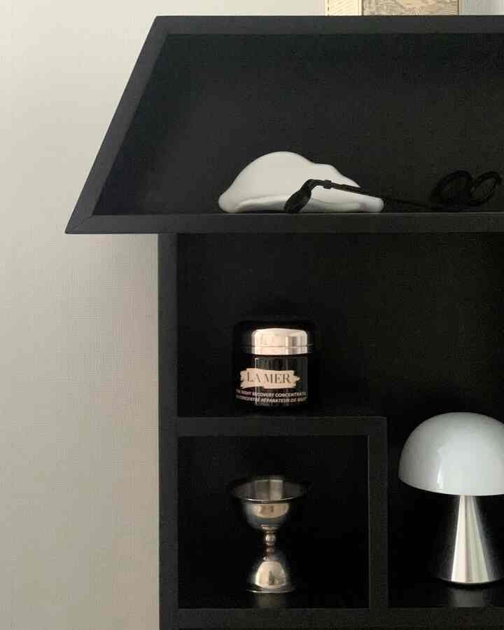 There is another house in my house
It is a storage unit from O2 Furniture
My coworkers gave me this as a birthday and housewarming gift!
A modern yet cute living room storage unit that I don't get tired of looking at for months

#O2 Furniture #거실수납장 #수납장 #수납장인테리어