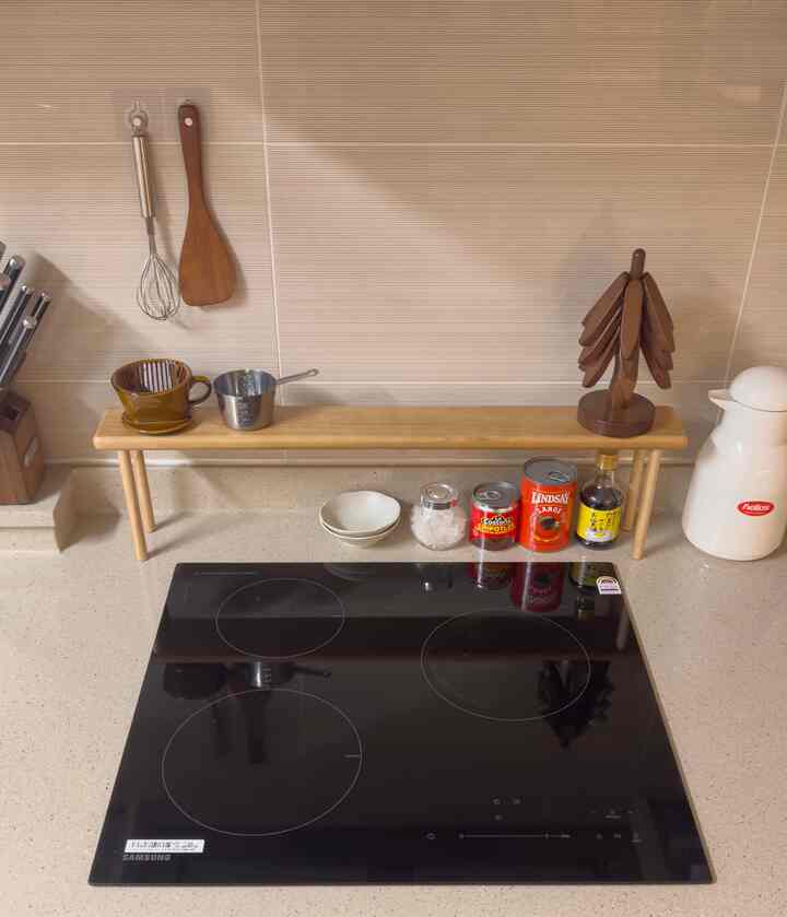 製品提供| @_homegleam_ 
#コンスープ 

月ホームキッチンに新しい変化がありました🤎
ゴムの木の木のインダクション棚として 
もう少し暖かいキッチンです🪵

私は私の家のために私が勝手に解決することはできません。 
キッチンには雰囲気を変える家具を置くこともできません。 
その間、キッチンにはなんだか情がありませんでした。
（だからキッチン写真は見たことがないですね😅） 
こんな棚だけで 
何か感性ができた感じじゃないですか？ 

キッチンにもできた気分だから、 
最後の写真には今回日本で購入しました 
リネン生地も置いてみました😝 

よ棚、収納もデザインもとても好きです🤍
これから一つずつ飾っていく月ホームキッチン！ 
次はどこを飾ってみますか？

最終目的地はホームカフェなのに… 
いつか作ることができます。

＃キッチン装飾＃キッチン＃キッチンインテリア＃インダクション＃インダクション棚＃コージーインテリア＃ウッドインテリア＃ナチュラルインテリア＃woodinterior＃neutralhomedecor