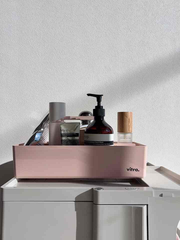 aesopのハンドウォッシュに角質ケア用品
BAUMのルームスプレー
２つともウッド系の香りでとっても癒し🌳

vitraのtoolboxは細々とした物も入れやすく
全部のカラーが可愛くて
追加でホワイトも購入するくらい便利でお気に入り！

#aesop
#BAUM
#vitra