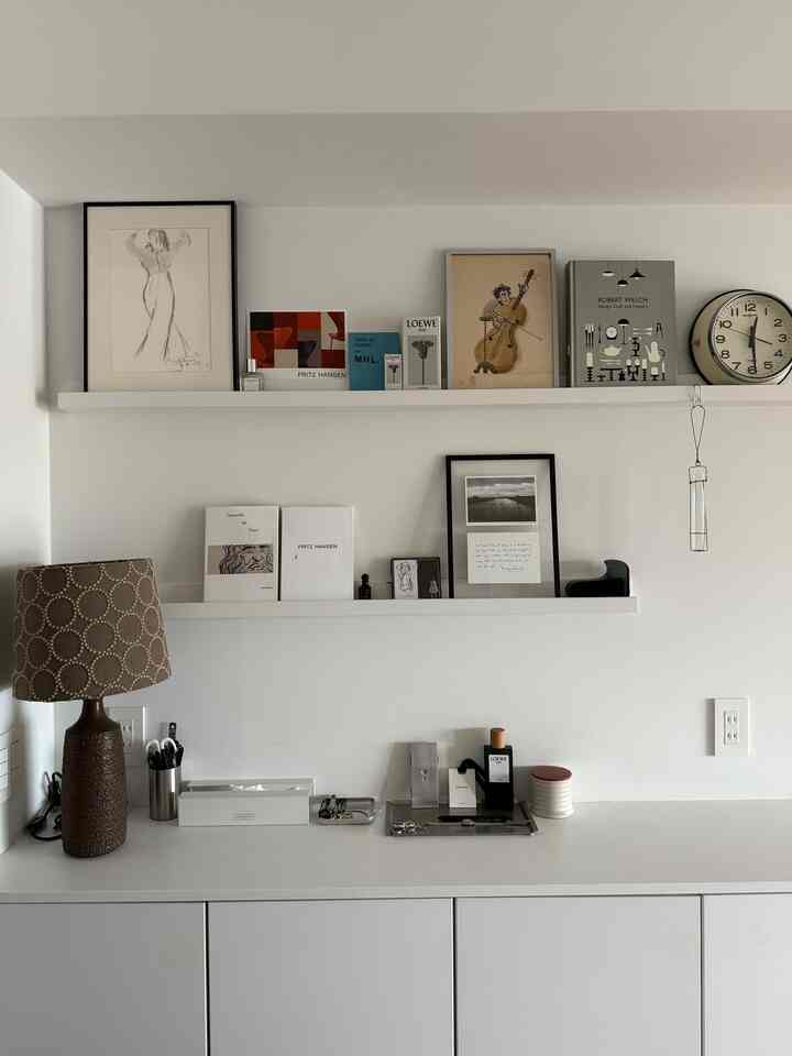 Two wall shelves are attached to the wall in the hallway in front of the kitchen.

This is my favorite corner where I can display my favorite paintings and photos.

#wallshelf
#PanasonicCounterStorageVeritis
#MoobePhotoFrame
#P.F.S.WallClock
#flameMinaPerhonenTableLamp
#LOEWECandles
#LOEWEPerfume
