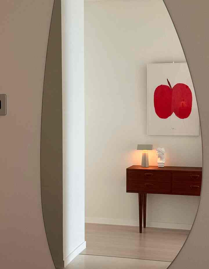  
最近家を少し明るく可愛く見せるだけのものを探していました。

〰️ マティアス・ラライン、ポンメ2ポスター

愉快ながら純粋な色彩が与える雰囲気が良くて
床にただ下ろしても綺麗でどこに置いても空間を華やかに明かしてくれて見るだけでも気持ち良くなるポスターなので気をつけてオススメしてみますよ🫶🏻


#ftc10のストーリー#絵インテリア 
