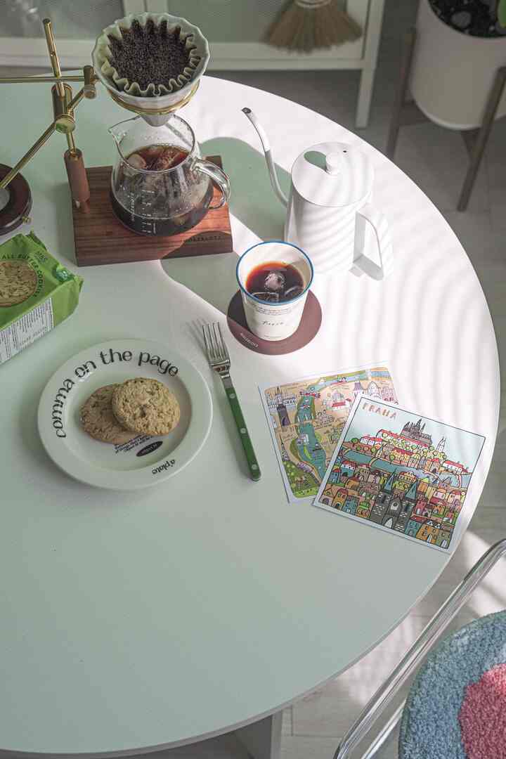 #집에서제일바빠 
日差しが入ったとき
毎日エッソマンを飲むが、ドリップコーヒーは本当に久しぶりに飲むのでまたおいしいですね:) #홈카페테이블 #홈카페존 #홈카페족 #홈카페꾸미기  #드립커피 #핸드드립세트 #온더테이블 { 