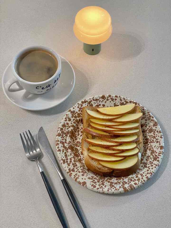 🍞アップルトースト🍎🥜

食パン200度3分焼き、
夫はピーナッツバター、私はグリックヨーグルトを塗ります。
リンゴ、オリーブオイル、コショウを粉砕 
コーヒーと朝のブランチをしました☕️🥰

夫は丁寧に✨🫶
私はいつもいつも

＃リンゴトースト＃リンゴピーナッツバター＃ピーナッツバター＃朝コーヒー＃朝ブランチ＃ブランチメニュー＃朝メニュー＃ブランチプレート＃ブランチタイム 