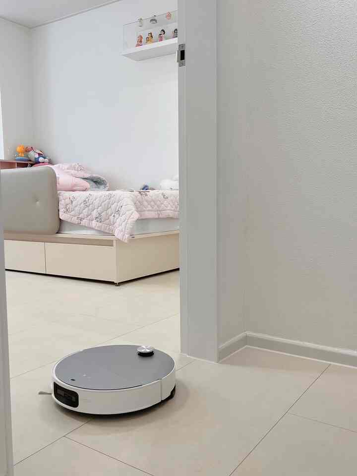 #サリムサル #コンスープ記録 

今日も頑張る私の家のロボロックです💪🏻
リビングルームの下、本棚の下、お部屋のベッドの下の隙間空間まで調べてすっぽり入って掃除してくれたら 
私は拭いているよりも優れていると思います😁

＃子供部屋＃ピンクのインテリア＃ピンクの部屋の飾り 