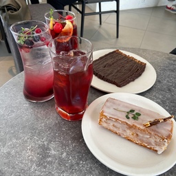 잔이 독특하니 이뻐서 기억에 남는 울산의 한 카페☕️
저번주에 상견례 후 부모님과 갔는데 좋더라구요💕
특히 저 빨미까레는 정말 맛도리...🤤🤤✨
#카페 #카페투어 #분좋카 #여행 #오늘의힐링 #오늘의기록 #맛집 #맛집탐방 
