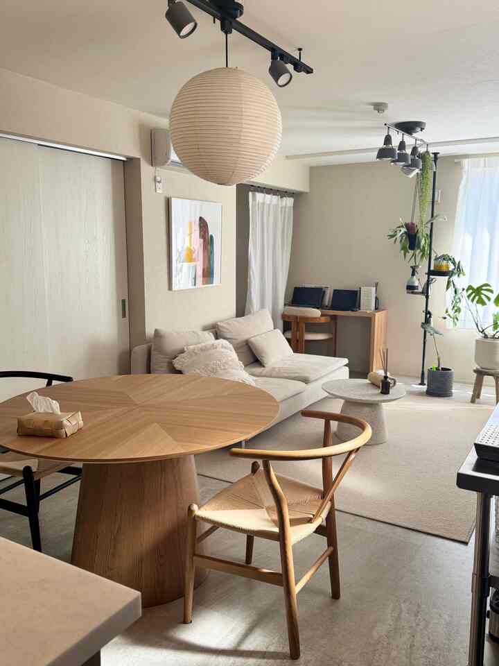 ベージュと木目調が調和する二人暮らし向けのリビング兼ダイニング、シンプルで北欧風の雰囲気あるインテリア