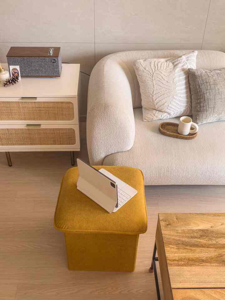 製品提供| @houserecipe_official 
マスタードの黄色い色がとてもきれいです 
フォグニーツーウェイ収納スツール💛

ふわふわふわふわしてゲスト用補助スツールとしてもいい〜
ヘッドだけを取り出しておくとクッションにもなります〜 
また、ふたを開けると収納にもなります〜 
いろいろ活用度の高いテムですよ！

ソファに座っています。 
毛布を取りに行くのは面倒です。
これからヨギにすっかり入れておきましょう😆
色感も暖かい月ホームと着付け
とても好きです！

#スツール #ソファ #ソファテーブル #スツールチェア #ソファ推奨 #ソファインテリア #マスタードカラー #mustard #stool #naturalinterior #neutralhomedecor #homestyle #ホームスタグラム #ホームスタイリング #新婚ホームインテリア