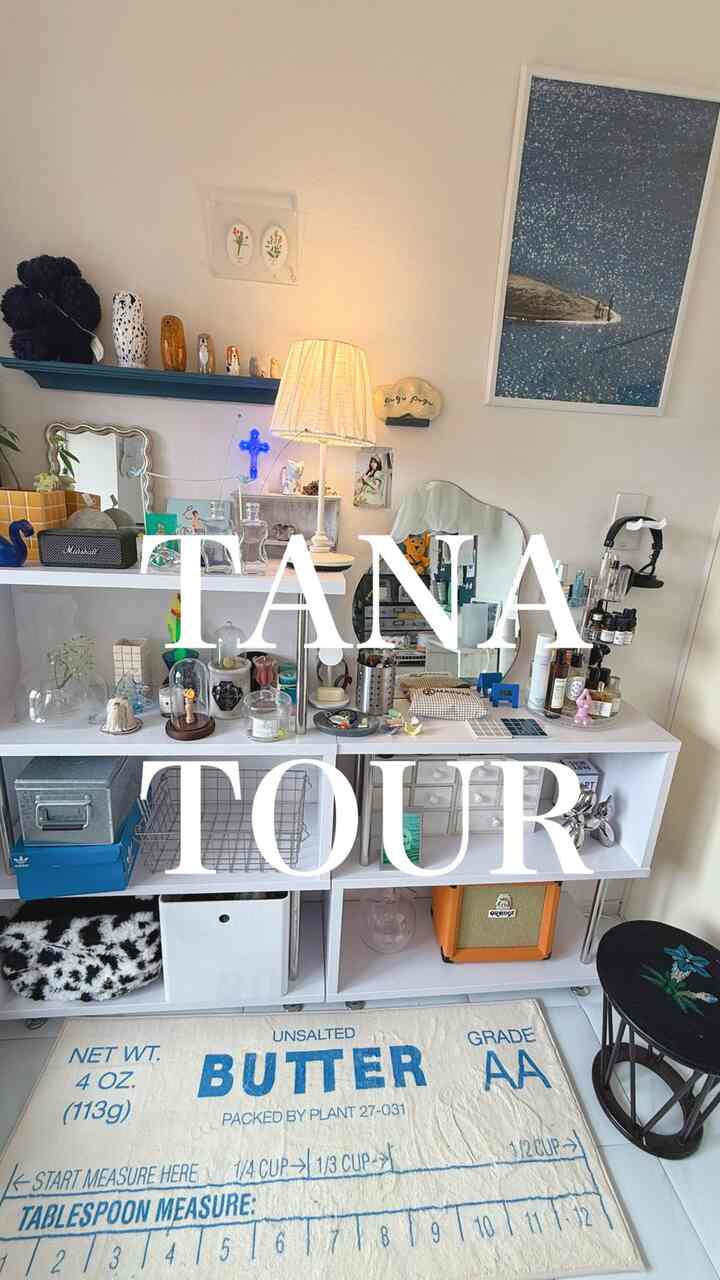 アトリエの棚が
少しずつ進化してきました。
Ohouseさんから
可愛いポスターとラグが届いてかなりお気に入り！
壁の色変えようか悩んでます

The shelves in my atelier have been slowly evolving.
Got the cutest poster and rug from Ohouse —
I'm totally in love!
Still debating whether to change the wall color or not...

#もいぴ部屋 #古民家 #古家具 #ジャパンデイ #ニトリ #IKEA #イケア   #interior #インテリア #韓国インテリア #ohouse #アトリエ #作業部屋   #인테리어 #내방꾸미기 #오하우스 #홈스타일링 #셀프인테리어 #작업실인테리어   #벽꾸미기 #빈티지인테리어　#atelierstyle #homeinspo #interiorstyling #shelfie #cozyvibes   #workspaceinspo #posterdecor #ruglove #neutraldecor